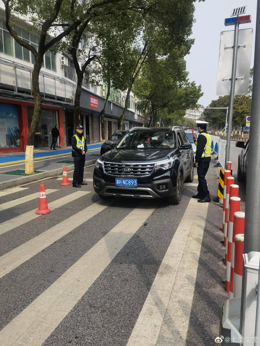 华为手机怎么关闭单手模式:江西三名警员夜查酒驾遇袭牺牲，当日当地上路执法画面曝光